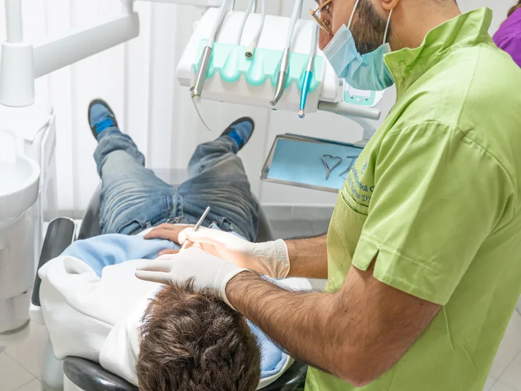 Cura conservativa della carie alla Sardinia Dental Clinic di Olbia