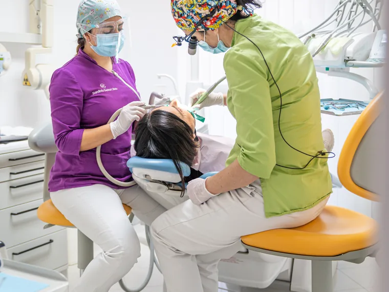 Seduta di igiene dentale professionale alla Sardinia Dental Clinic di Olbia