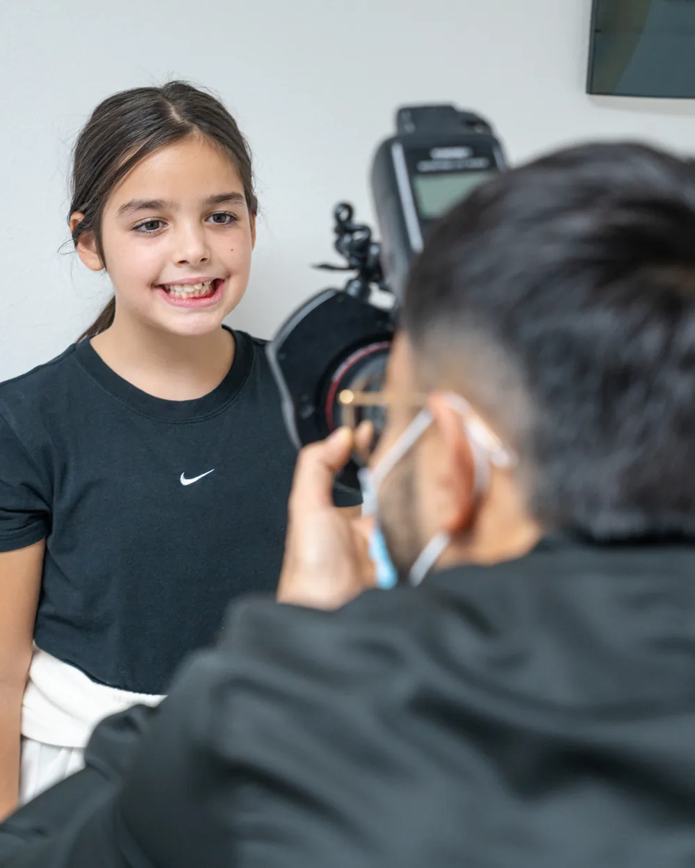 Bambina durante la valutazione ortodontica intercettiva alla Sardinia Dental Clinic di Olbia