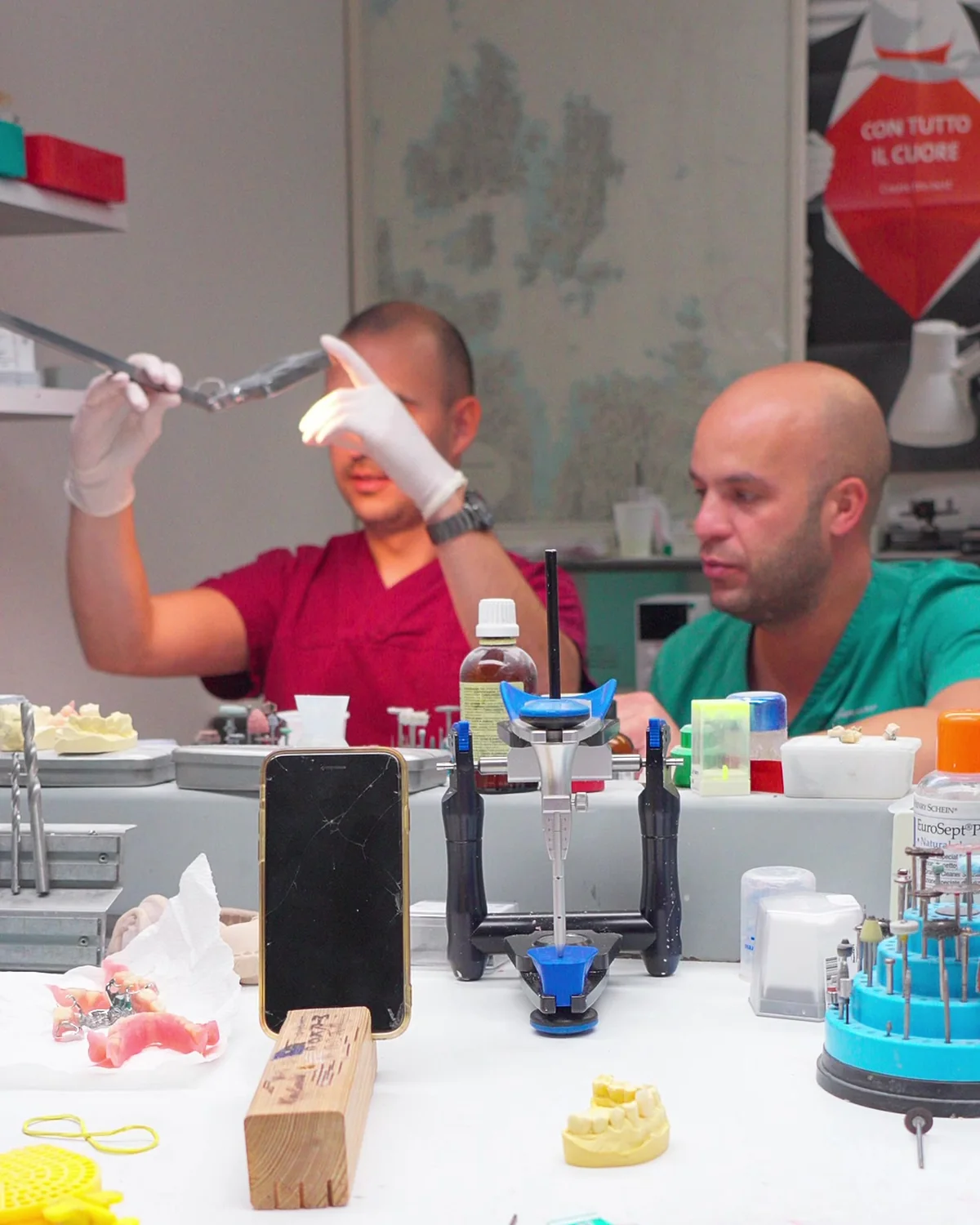 Laboratorio odontotecnico interno dove si realizzano le faccette a Olbia