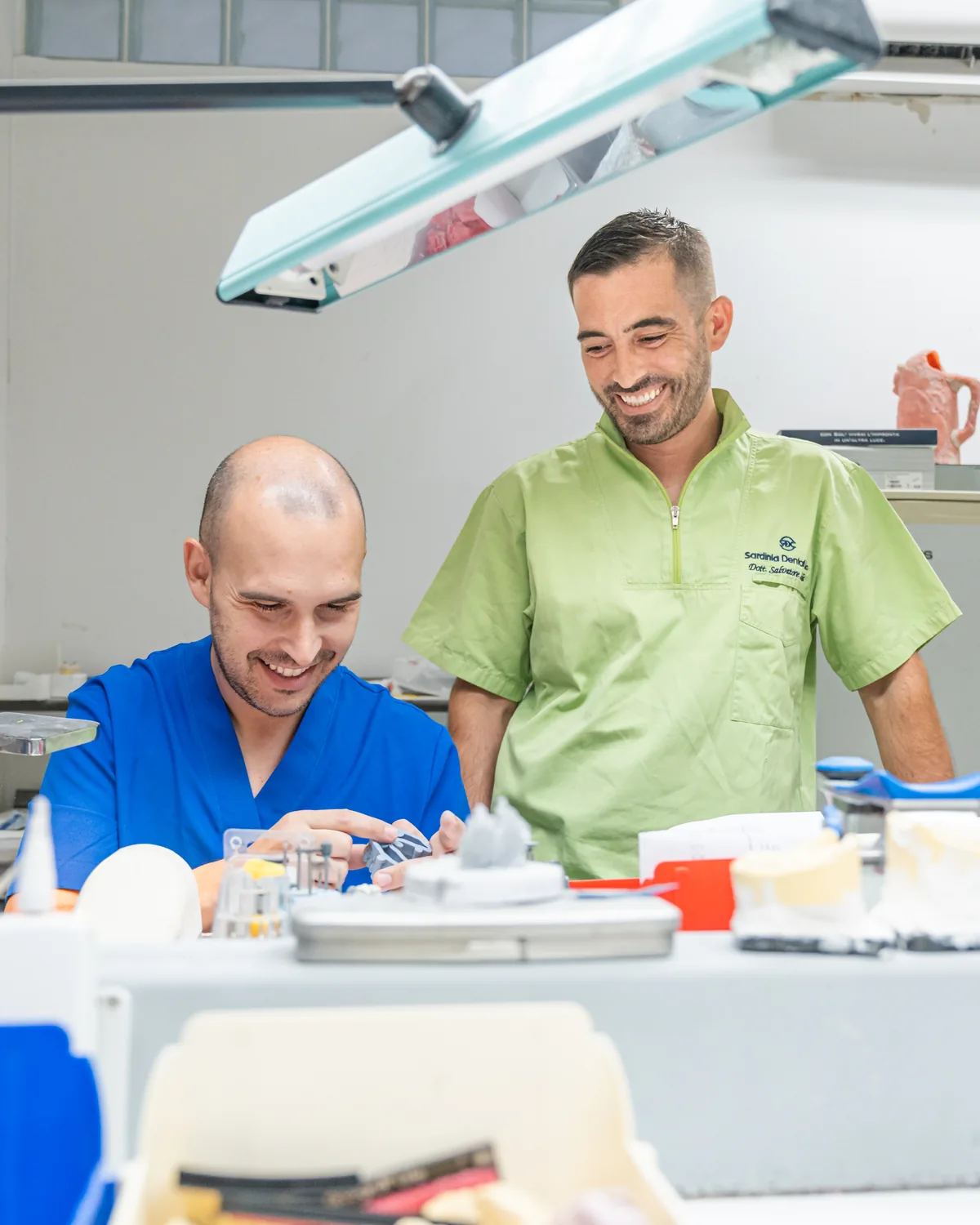 Odontotecnici della Sardinia Dental Clinic valutano una lavorazione protesica nel laboratorio interno di Olbia