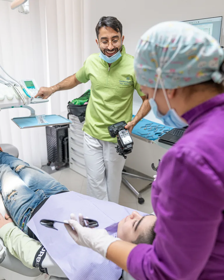 Il team della Sardinia Dental Clinic accoglie e prepara il paziente nello studio di Olbia