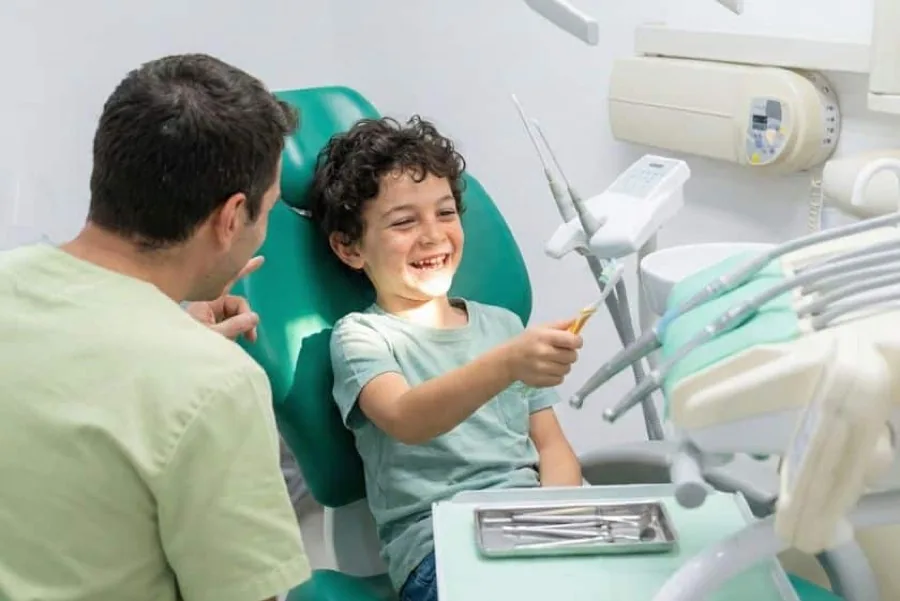 Bambino a suo agio durante una visita pediatrica, Sardinia Dental Clinic Olbia